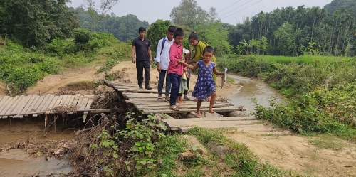 শ্রীবরদীতে ব্রীজ ও রাস্তার অভাবে চরম দূর্ভোগে আদীবাসী জনপদ