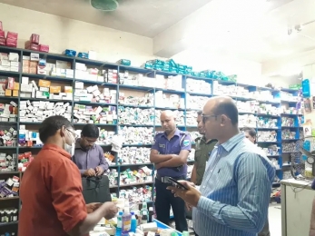শাজাহানপুরে মোবাইল কোর্টের অভিযানে ফার্মেসিতে অর্থদণ্ড