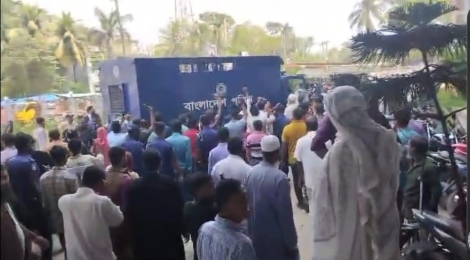 নোয়াখালীতে আদালত প্রাঙ্গণে আ.লীগ নেতাকর্মীদের স্লোগান