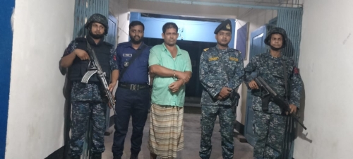 হাতিয়ায় চাঁদাবাজির অভিযোগে সাবেক ইউপি সদস্যকে আটক করেছে নৌবাহিনী