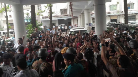  আইনশৃঙ্খলা বাহিনীর সদস্যরা শিক্ষার্থীদের ছত্রভঙ্গ করে দিয়েছেন। 