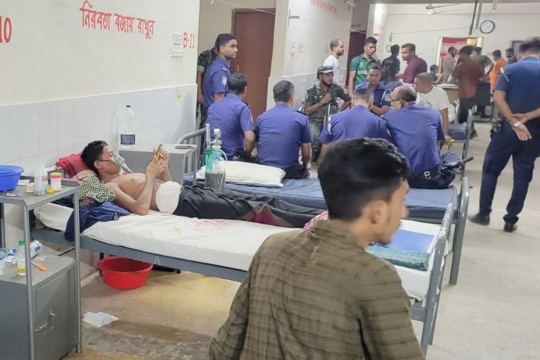 ময়মনসিংহ মেডিকেল কলেজ হাসপাতালে, আন্দোলনে আহত শিক্ষার্থীদের মারধর