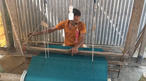 তাঁতশিল্পীরা ‘দুর্দিন’বাপ-দাদার পেশা তাই আঁকড়ে আছি।।