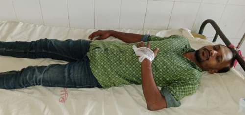 জমিতে গাছ রোপন করায় কুপিয়ে জখম।