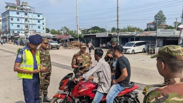 চৌদ্দগ্রামে মোবাইল কোট পরিচালনা করেন যৌথবাহিনী 