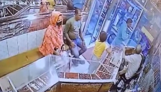 গাইবান্ধায় ক্রেতা সেজে স্বর্ণের দোকানে চুরি