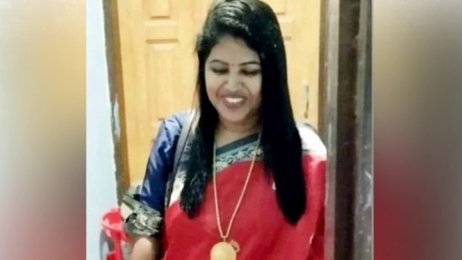 লঞ্চ থেকে ঝাঁপ দিলেন পুলিশ কর্মকর্তার স্ত্রী!
