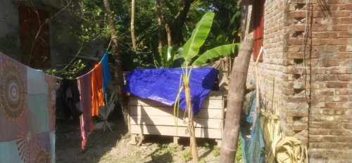 চলাচলের পথ বন্ধ করে খোলা পায়খানা নির্মাণ চার পরিবার অবরুদ্ধ!