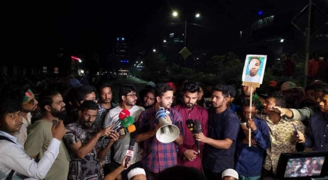 হুইল চেয়ার নিয়ে এখনো রাস্তায় আহতরা, অপেক্ষা উপদেষ্টাদের জন্য