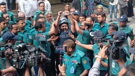 আদালত চত্বরে সোলায়মান সেলিমের ‘জয় বাংলা’ স্লোগান 