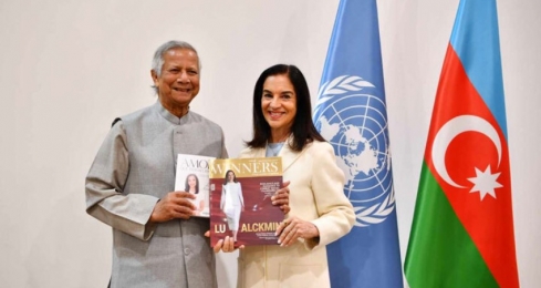 ড. ইউনূসকে বই উপহার দিলেন ব্রাজিলের উপরাষ্ট্রপতির স্ত্রী