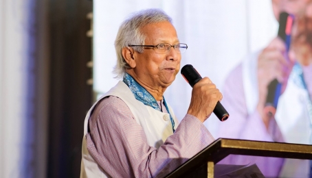 দেশে ফিরেছেন ড. ইউনূস