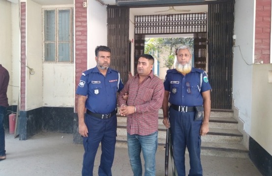 সিরাজগঞ্জে চাঁদাবাজির সময় জনতার হাতে বন কর্মকর্তা আটক 