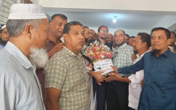 নব নির্বাচিত চসিক মেয়র ডা.শাহাদাত হোসেনের সাথে সাধারণ  সিএনজি চালক-মালিক ঐক্য পরিষদের সৌজন্য সাক্ষাৎ