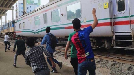 মহাখালীতে ট্রেনে হামলা, রক্তাক্ত শিশুসহ অনেকে