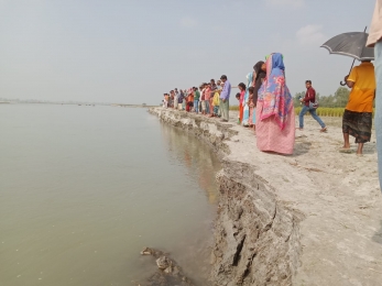 তিস্তা নদীতে অবৈধভাবে বালু উত্তোলনে বিলীন হচ্ছে ঘরবাড়ি-কৃষিজমি।।