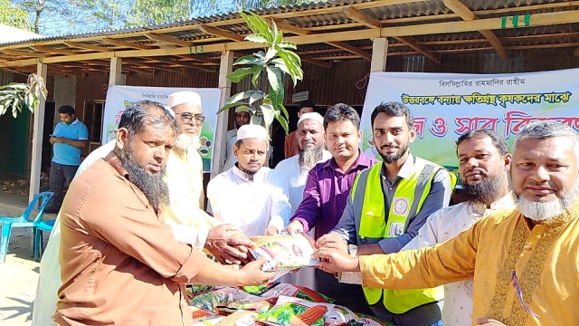 কালীগঞ্জে  ট্রাফিক অ্যাওয়ারনেস ক্লাবের সার্বিক সহযোগীতায়৷ সার ও বীজ বিতরণ।।