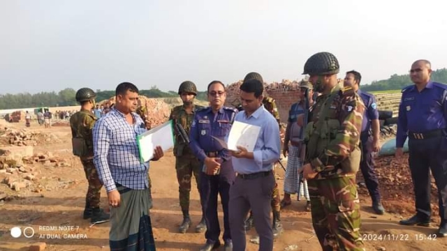 লক্ষ্মীপুর অবৈধভাবে পরিচালিত ইটভাটাসমূহে মোবাইল কোর্ট পরিচালনা 