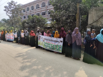 নোয়াখালীতে আদালতের সামনে বিএনপি নেতার খুনিদের ফাঁসির দাবিতে বিক্ষোভ