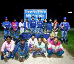 নোয়াখালীর হাতিয়ায় কোস্ট গার্ডের অভিযানে ০৩ টি আগ্নেয়াস্ত্র ও বিপুল পরিমাণ দেশীয় অস্ত্রসহ ১৪ জন কুখ্যাত ও দুর্ধর্ষ ডাকাত সদস্য আটক*।