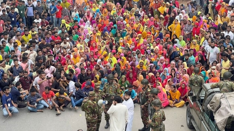 বকেয়া বেতনের দাবিতে ঢাকা-টাঙ্গাইল মহাসড়ক অবরোধ, ভোগান্তিতে সাধারণ মানুষ