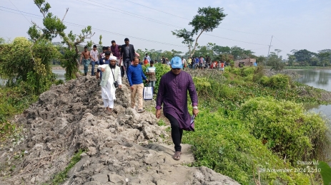 কুমারখালি মরা নদীতে অবৈধ বাধ পরিদর্শনে ইউএনও, বাধ অপসারণের নির্দেশ।
