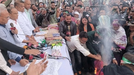  ভারতীয় পণ্য বর্জনের আহ্বান, স্ত্রীর শাড়ি ছুড়ে ফেললেন রিজভী