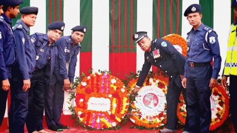 বিজয় দিবসে হাতিয়ায় সহকারী পুলিশ সুপার ও ওসির পুস্পস্তবক অর্পণ
