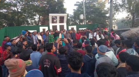 হাতিয়ায় যথাযথ মর্যাদায় বিজয় দিবসের প্রথম প্রহরে তোপধ্বনি ও পুষ্পস্তবক অর্পণ 