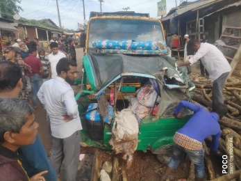 চন্দ্রঘোনা ফেরিতে উঠতে গিয়ে নিয়ন্ত্রন হারিয়ে ট্রাক সিএনজির সংঘর্ষ