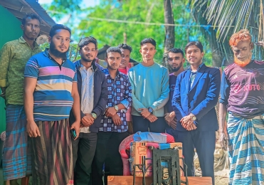 মেঘনায় ট্রলার ডুবির ঘটনায় নিহতের পরিবারের মাঝে সেলাই মেশিন ও নগদ অর্থ সহায়তা