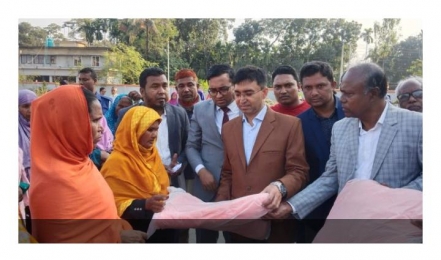 ডোমারে পরিদর্শন কালে জেলা প্রশাসকের শীতবস্ত্র বিতরণ। 