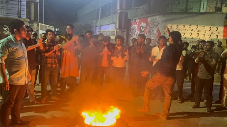 জবির পদবঞ্চিত ছাত্রদল নেতাদের বিক্ষোভ; মূল ফটকের সামনে আগুন