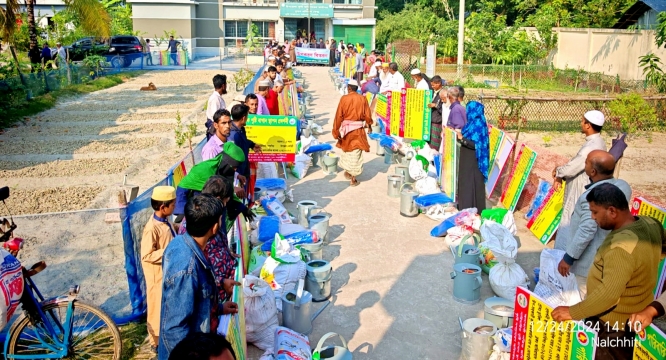 নলছিটিতে পারিবারিক পুষ্টি বাগানের কৃষি উপকরণ বিতরন।