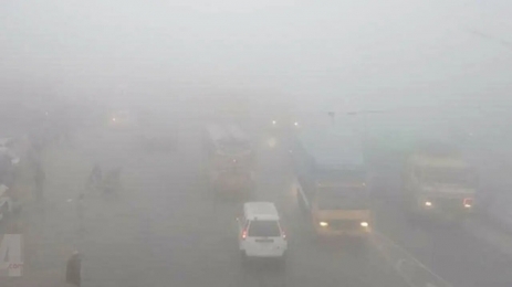 ঘন কুয়াশায় ঢাকা রাজধানী, যানবাহন চলছে হেডলাইট জ্বালিয়ে