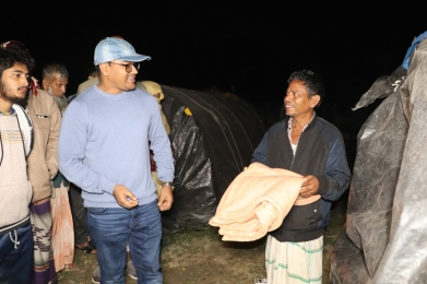 শীতের রাতে কম্বল নিয়ে ভাসমান বেদে পল্লীতে নল‌ছি‌টির ইউএনও মো. নজরুল ইসলাম