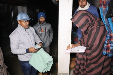 নিরবচ্ছিন্ন  নাগরিক সেবা দিয়ে তীব্র কনকনে শীতের মাঝ রাতে ঘুরে ঘুরে কম্বল,খাবার নিয়ে অসহায়দের পাসে হাজির ইউএনও।