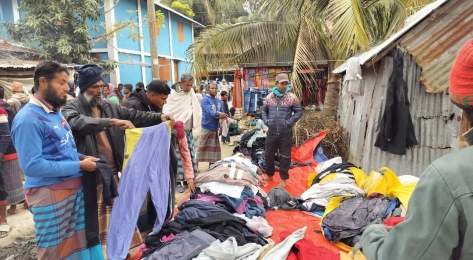 স্বস্তি নেই, গরিবের শীতবস্ত্র মার্কেটে 
