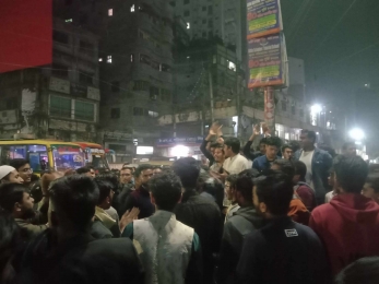 জবি প্রক্টরের গাড়িতে হামলা, তাঁতিবাজার অবরোধ