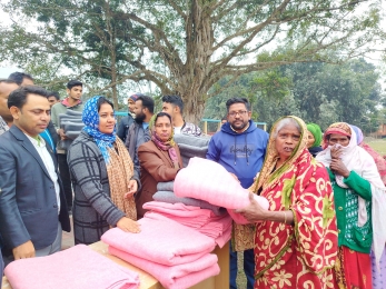 কালীগঞ্জে অসহায় মানুষদের মাঝে কম্বল বিতরণ করলেন ইউএনও।।
