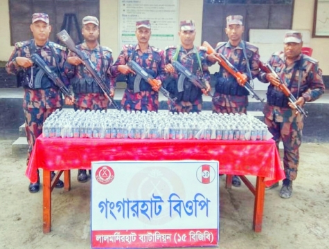 লালমনিরহাটে সীমান্ত হইতে ১৩ লক্ষ টাকার মাদকদ্রব্য ও ৫ জন চোরাচালানি আটক