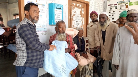 আমতলীতে শীতার্থদের মাঝে কম্বল বিতরণ।