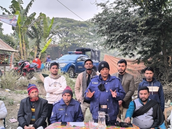 পুলিশ অফিসার কর্তৃক ওয়ার্ড পর্যায়ে কমিউনিটি পুলিশিং সভা।