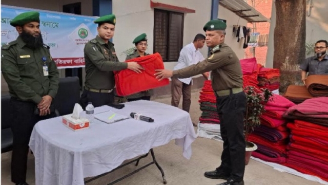 লালমনিরহাটে অঙ্গীভূত আনসার সদস্যদের মাঝে ২০০টি কম্বল বিতরণ