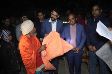 নাগরপুরে অসহায় দুস্থ শীতার্তদের মাঝে কম্বল বিতরণ। 