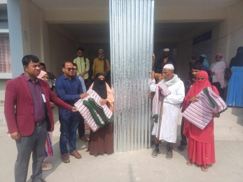 নলছিতে আগুনে বসতঘর পুড়ে যাওয়া পরিবারকে উপজেলা প্রশাসনের সহায়তা প্রদান।