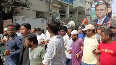ধানমন্ডি ৩২-এ রাষ্ট্রপতি বিরোধী স্লোগানে উত্তাল ছাত্র-জনতা