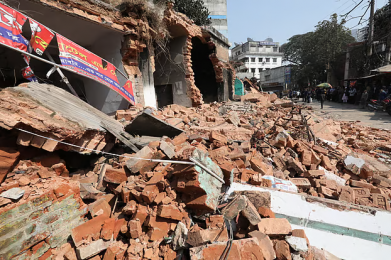বগুড়ায় ১৩২ বছরের ঐতিহ্যবাহী ‘টাউন ক্লাব’ ভেঙে ফেলেছেন বিক্ষুব্ধ ছাত্র-জনতা