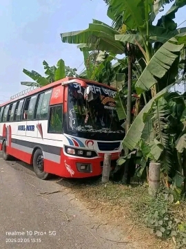  মুখোমুখি সংঘর্ষে একটি বাস পুকুরে পরে যায়