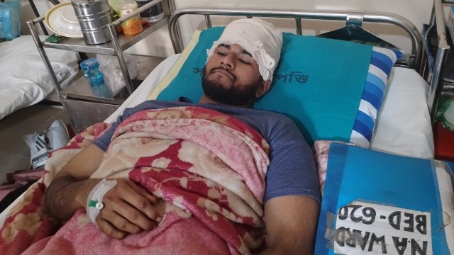 আহত শিক্ষার্থীদের অভিযোগ: দ্রুত জানালেও আসেনি প্রশাসন, এসেছে মারধরের পর